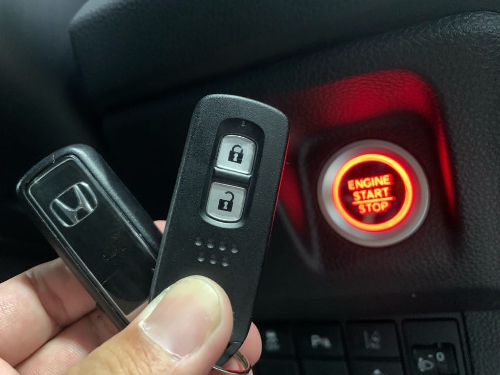登録が完了したホンダエヌワゴンのスマートキースタートボタンの前で手に持っている