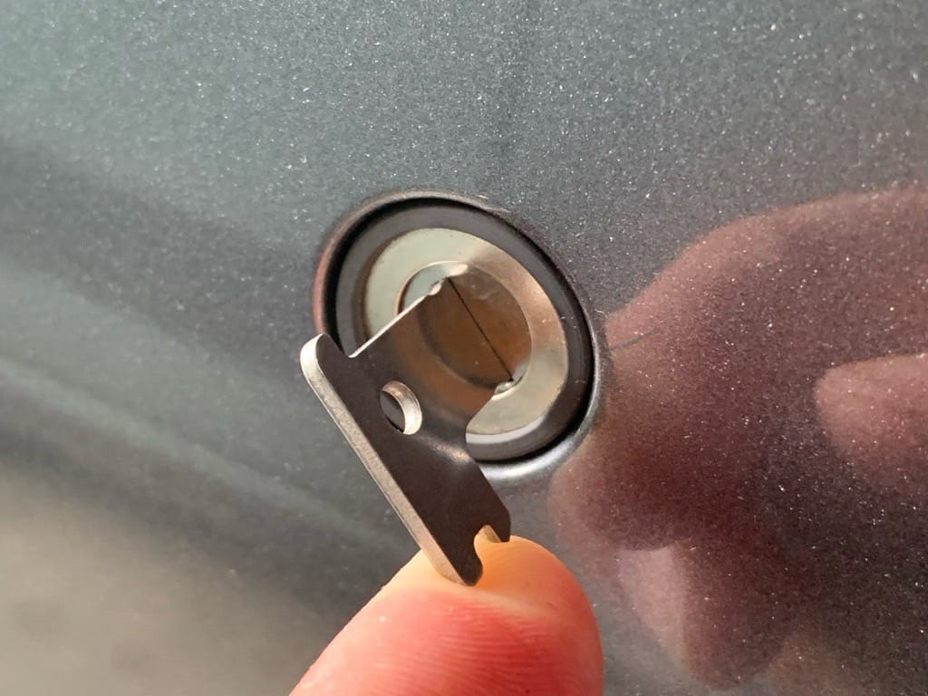 作製したホンダエヌワゴンのドアキーをドアシリンダーに挿している