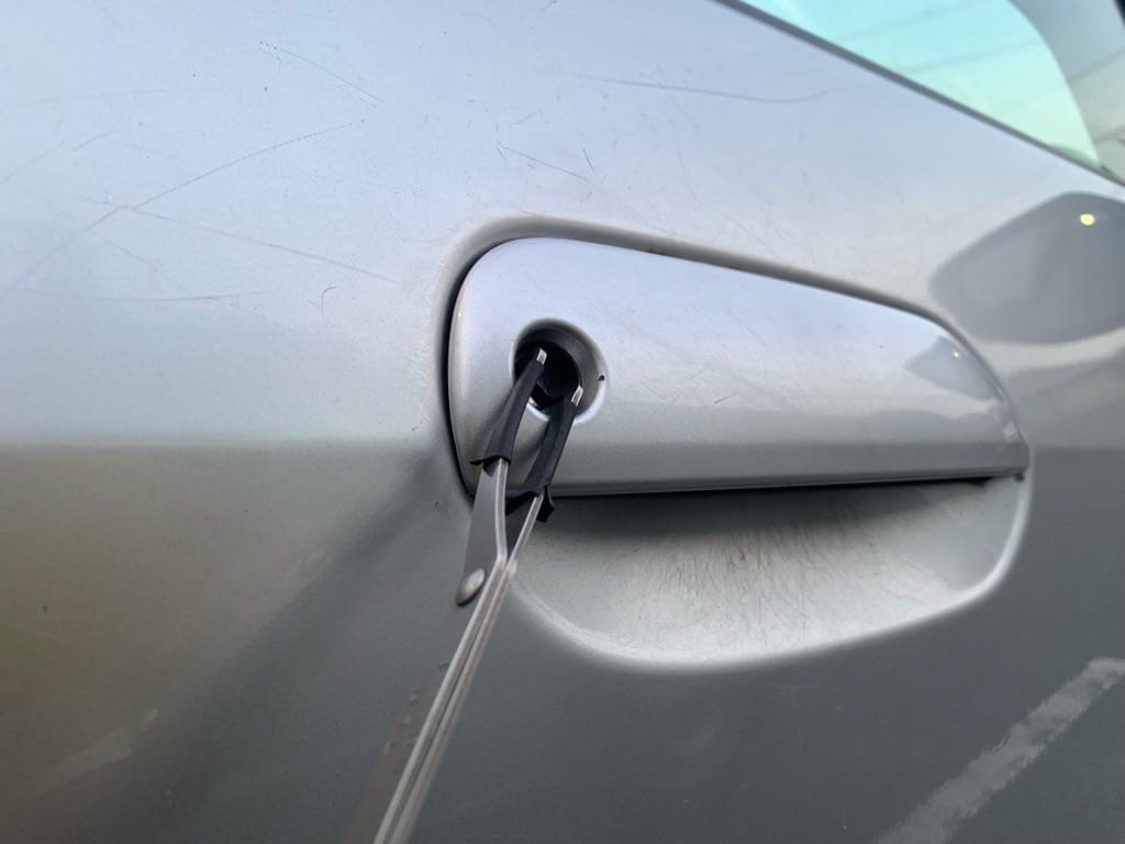 ホンダフィットの運転席ドアシリンダーをピッキングする様子