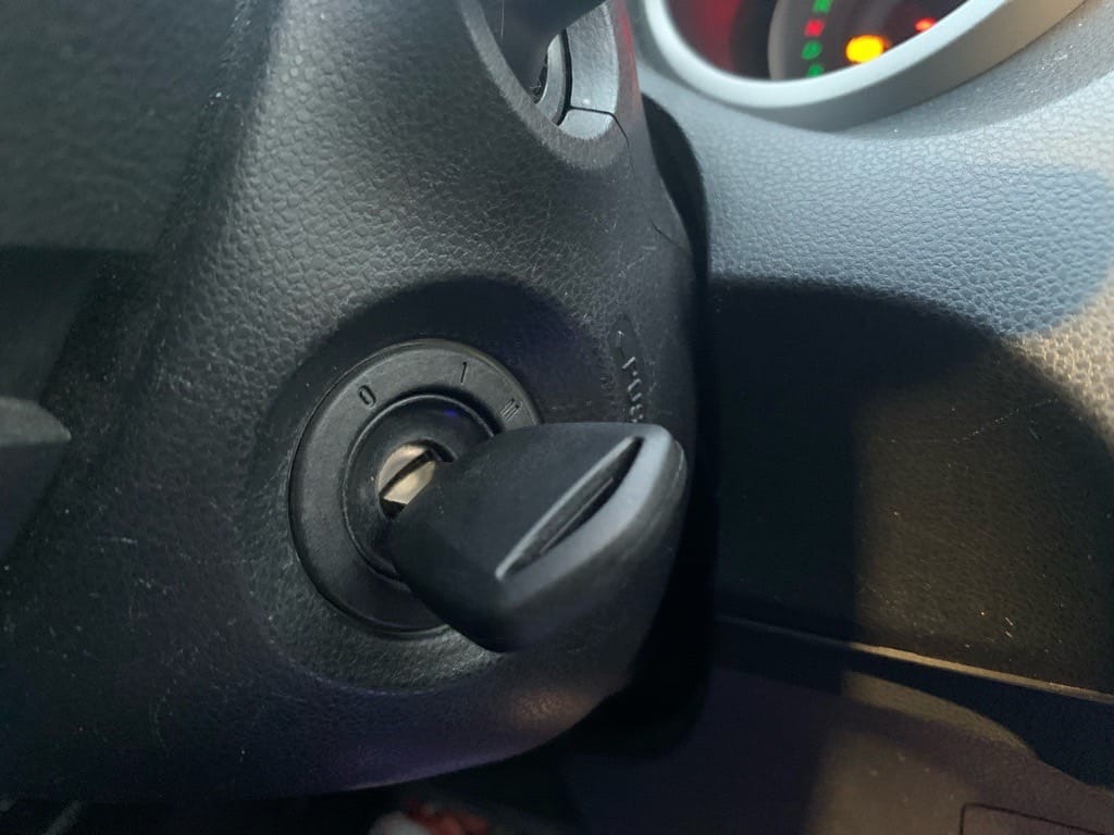 ホンダ　フィットの合鍵を作り、イグニッションキーシリンダーに挿し動作確認