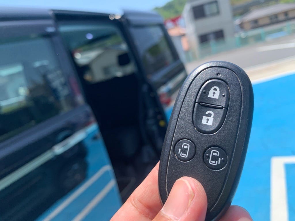 登録が完了したスズキソリオのスマートキーを手に持っている