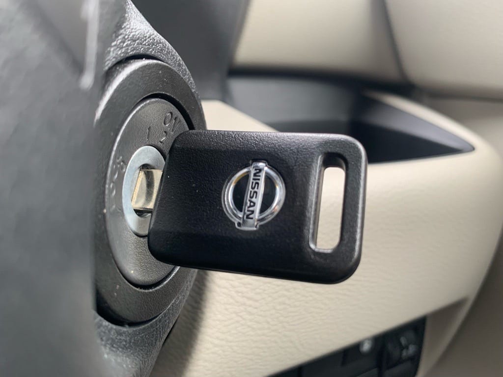 日産ルークスのイグニッションキーシリンダーに作製した鍵をさしてエンジンがかかる事を確認