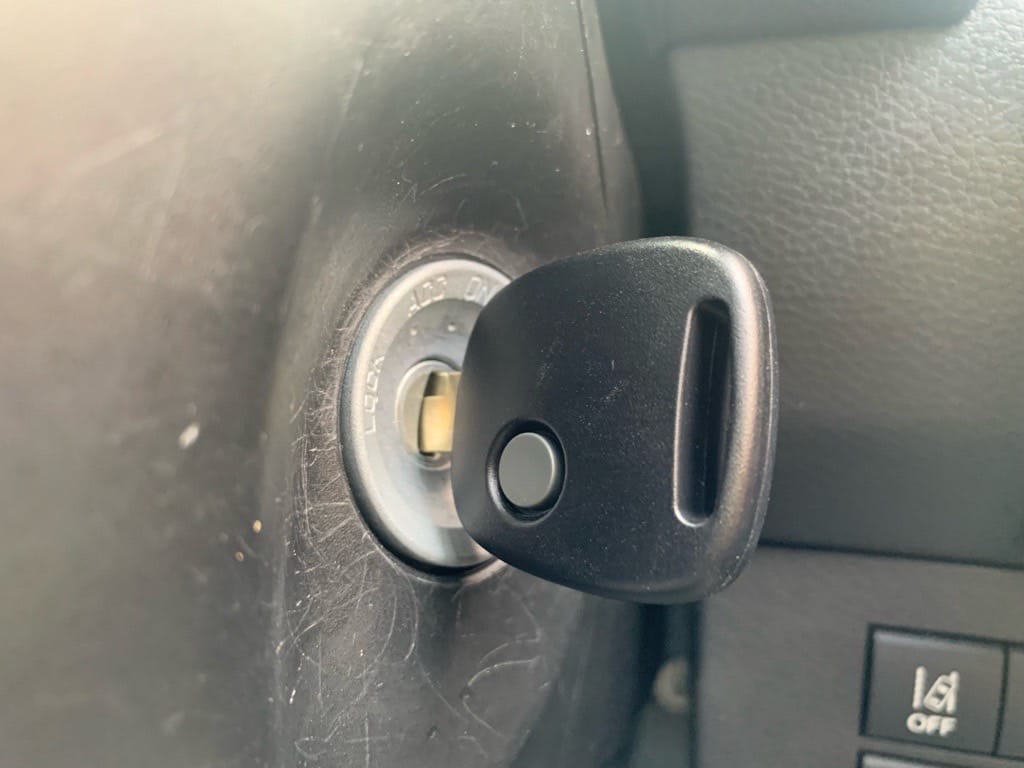 スズキ アルト イグニッションキーシリンダーに作成したリモコンキーを挿して確認