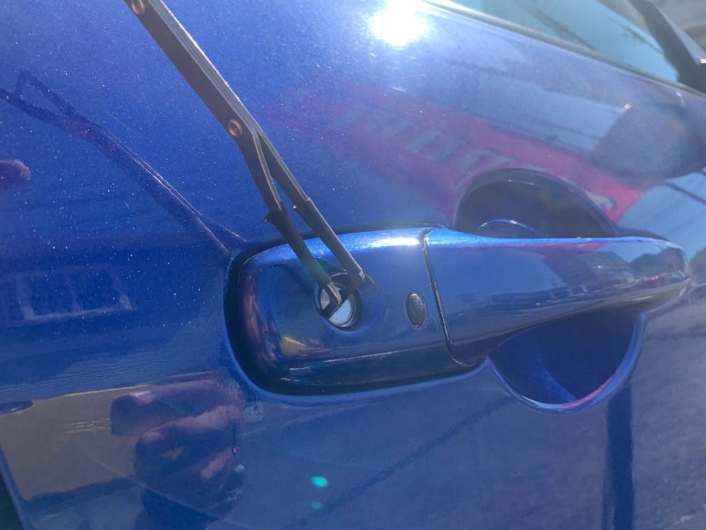 運転席ドアシリンダーをピッキングする様子