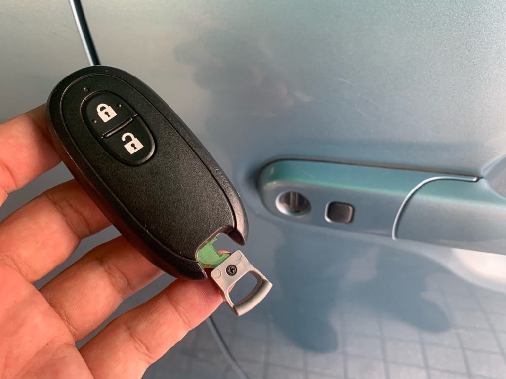 登録したスマートキーに作製したメカニカルキーを収納する様子