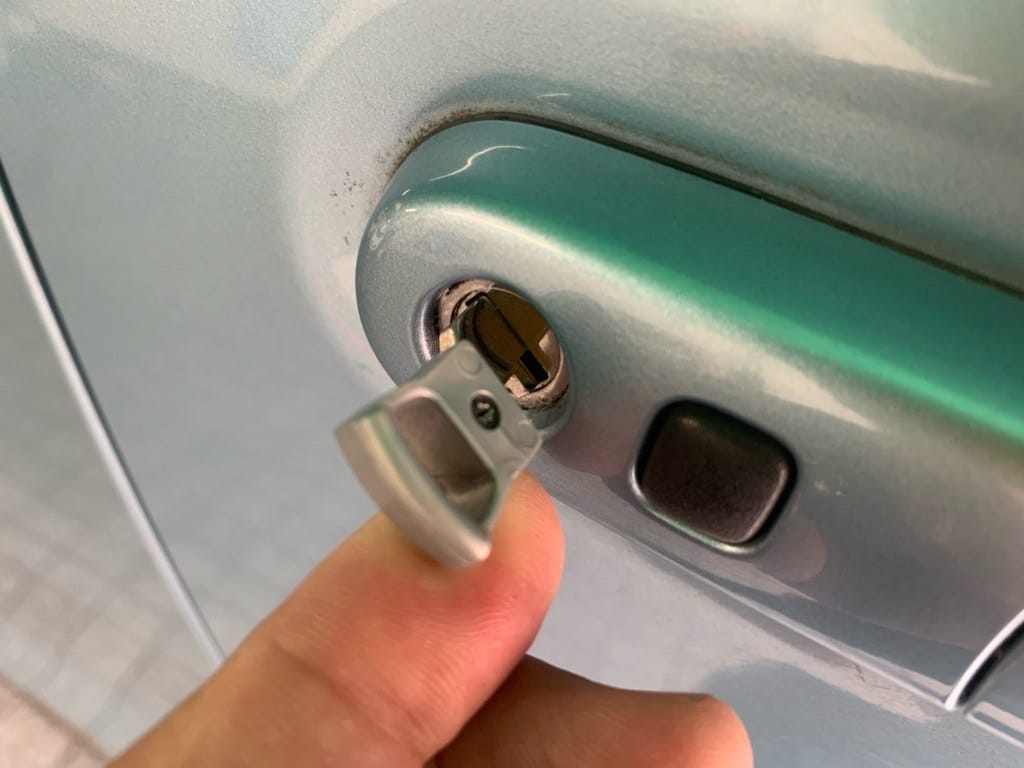 作製したメカニカルキーをドアシリンダーにさして動作確認