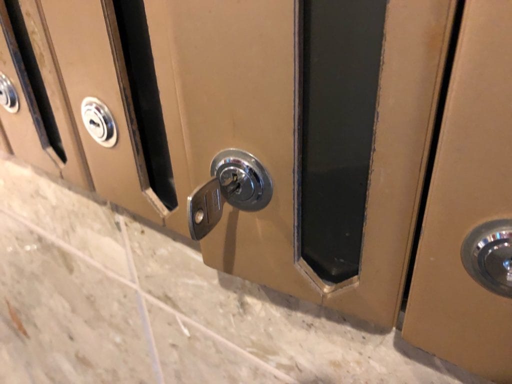 鍵穴に中途半端にささっているポストの鍵