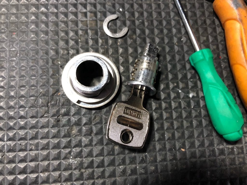 シリンダーを分解した状態