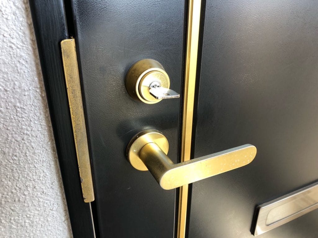 トラブルが起きた玄関扉にはMIWAの1ロックレバーハンドル錠とU9シリンダーが付いている