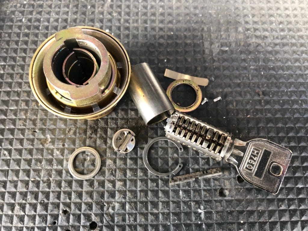 扉から取り外して分解したシリンダー