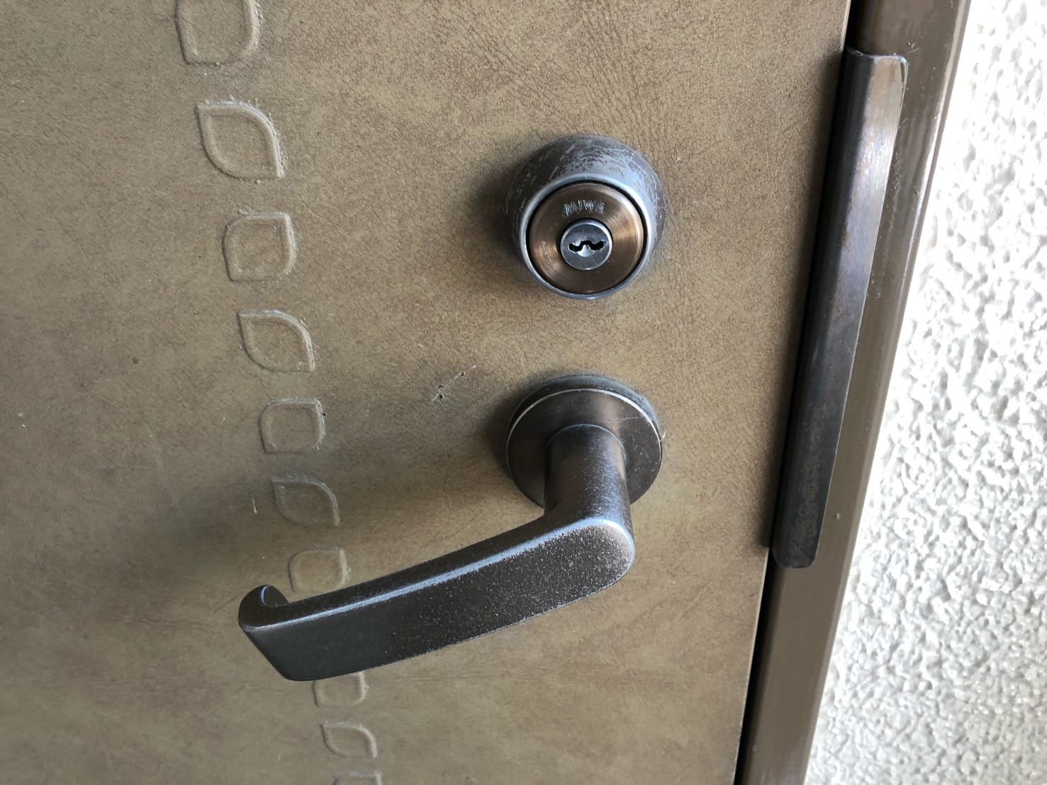 下がったままになっているレバーハンドル