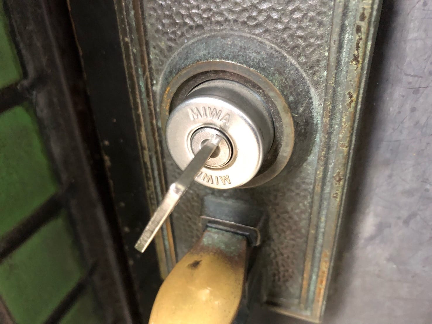 MIWAのU9シリンダーに鍵が挿さっている