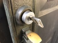 MIWAのU9シリンダーにカットし直した鍵が挿さっている