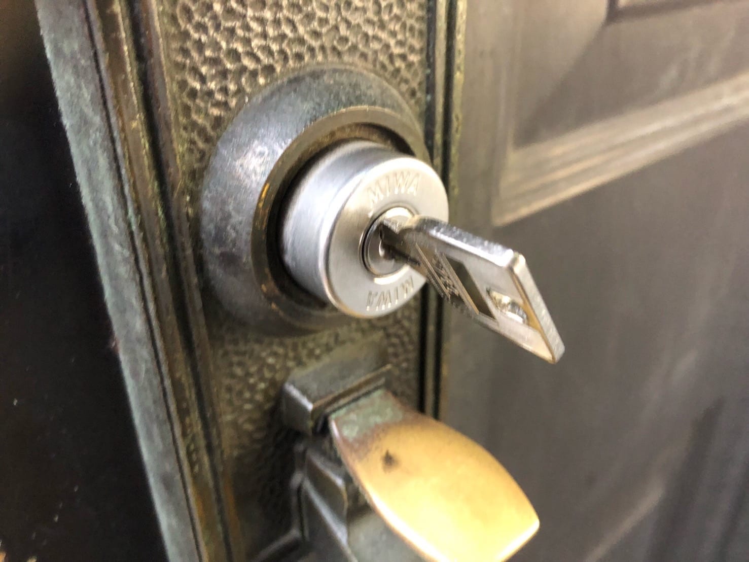 MIWAのU9シリンダーにカットし直した鍵が挿さっている