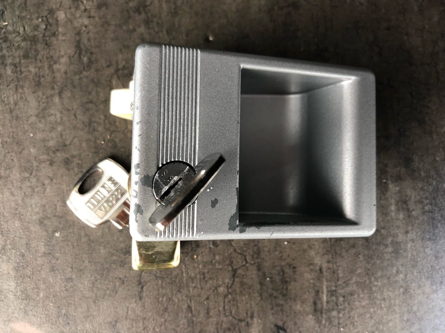 ロッカーの鍵穴から鍵を作製。鍵が鍵穴にささっている