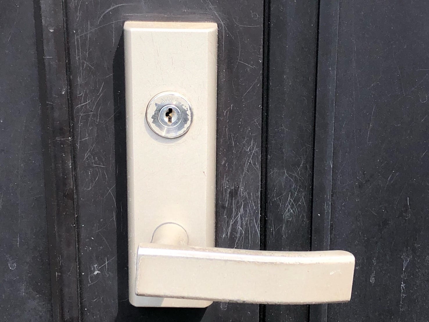 鍵紛失で解錠できなくなったに取っ手上の旧式MIWAディスクシリンダ