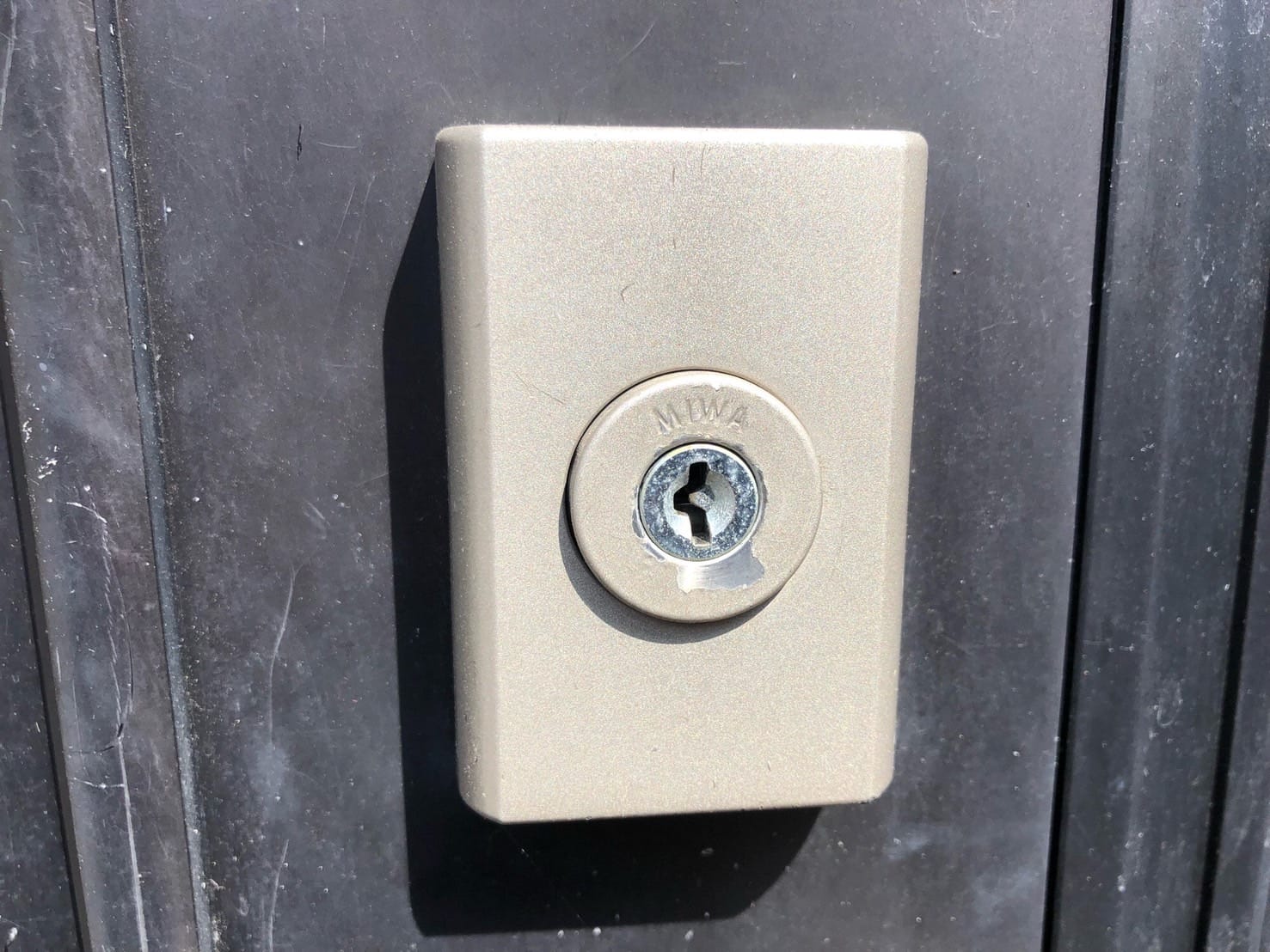 鍵紛失で解錠できなくなった取っ手下の旧式MIWAディスクシリンダー