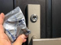 交換した上の鍵の前で付属の鍵を持っている