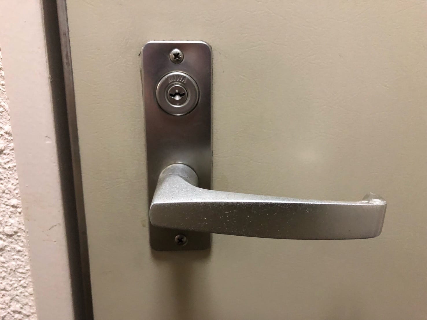 鍵紛失で開かなくなったU9シリンダーが取り付けられている玄関ドア