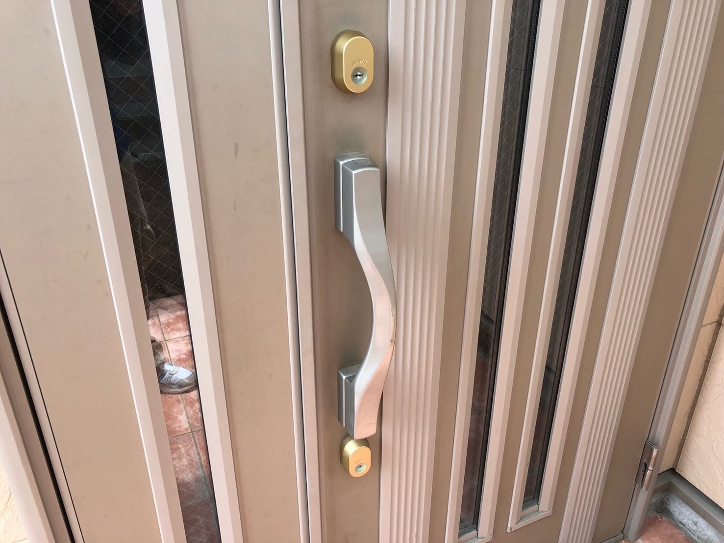 鍵交換のご依頼をいただいた2ロックプッシュプル錠、新日軽の小判型キーシリンダーが付いた玄関ドア