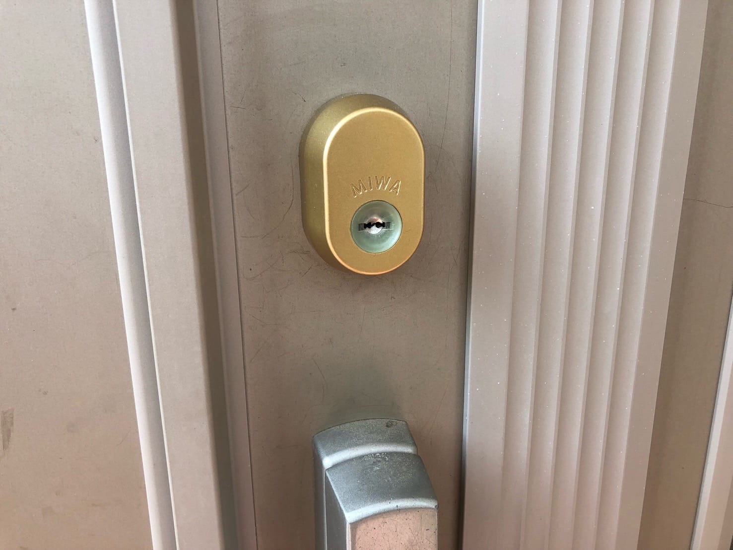 ゴールド色の新日軽の小判型キーシリンダー