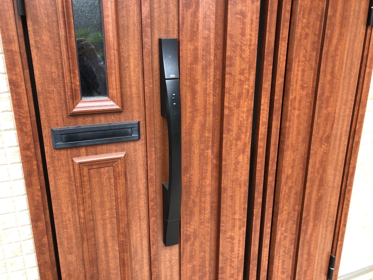 鍵開けと鍵交換のご依頼をいただいたLIXILの電子錠が取り付けられた玄関ドア