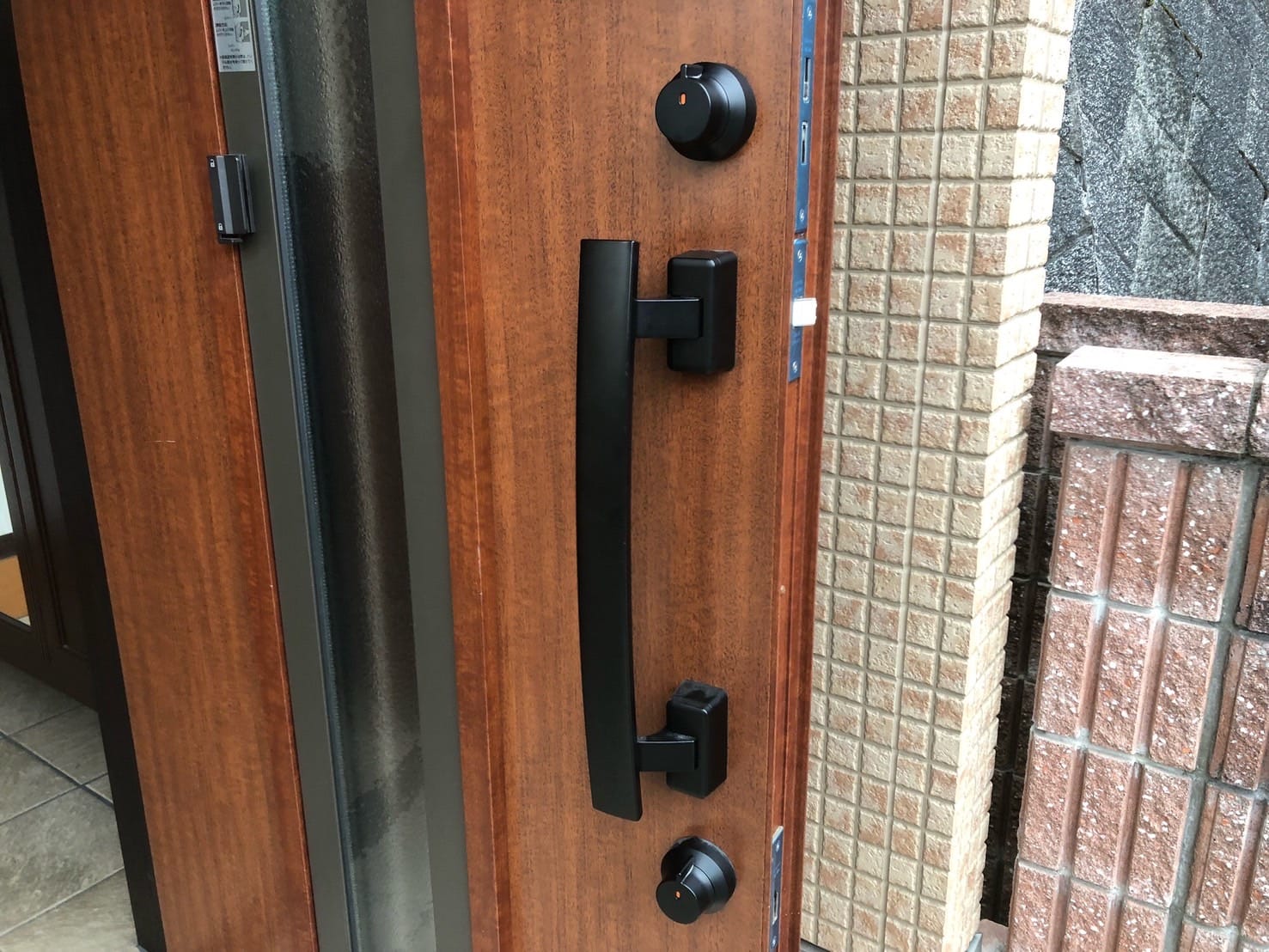 解錠した玄関ドア