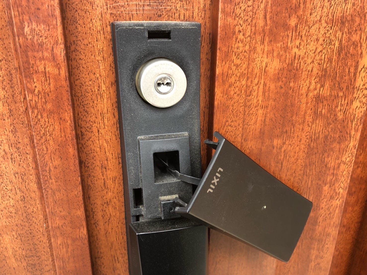 カバーを外すと現れる緊急解錠用のキーシリンダー