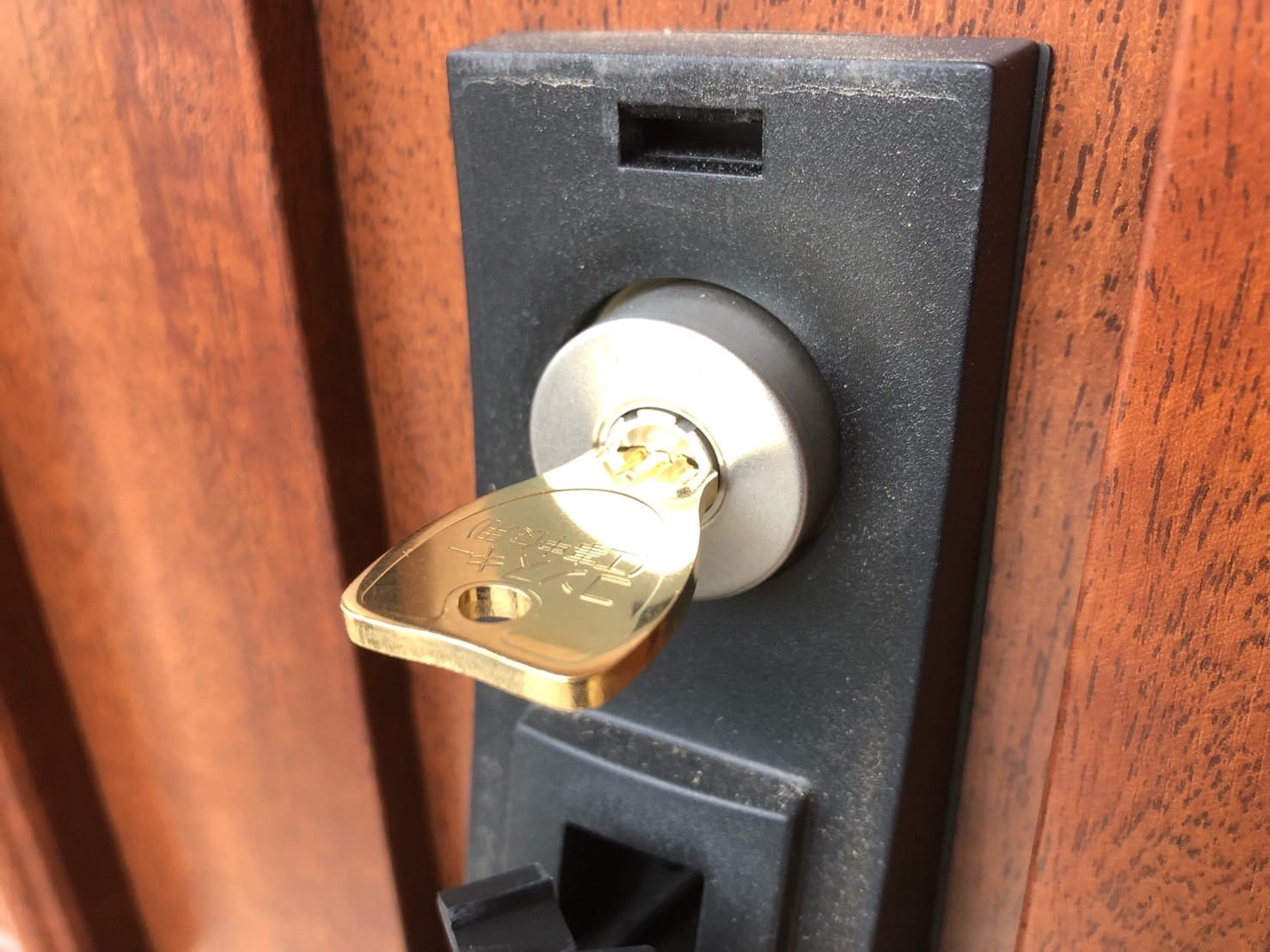 交換したキーシリンダーに鍵を挿している