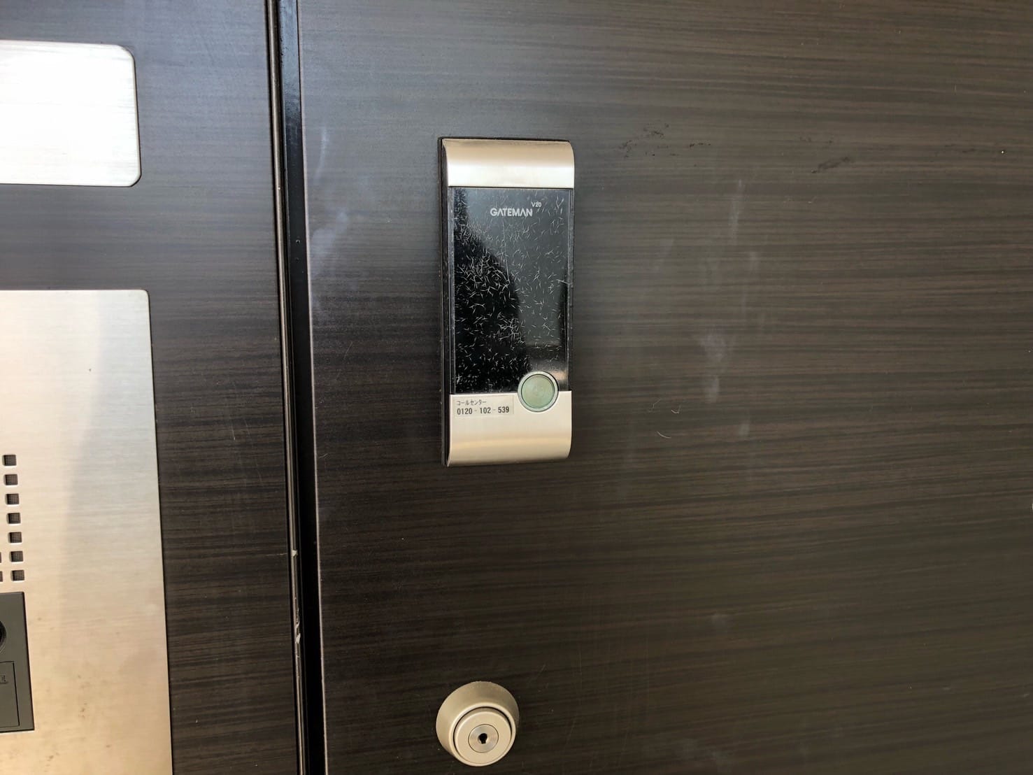 鍵交換のご依頼をいただいた電子錠がついた玄関ドア