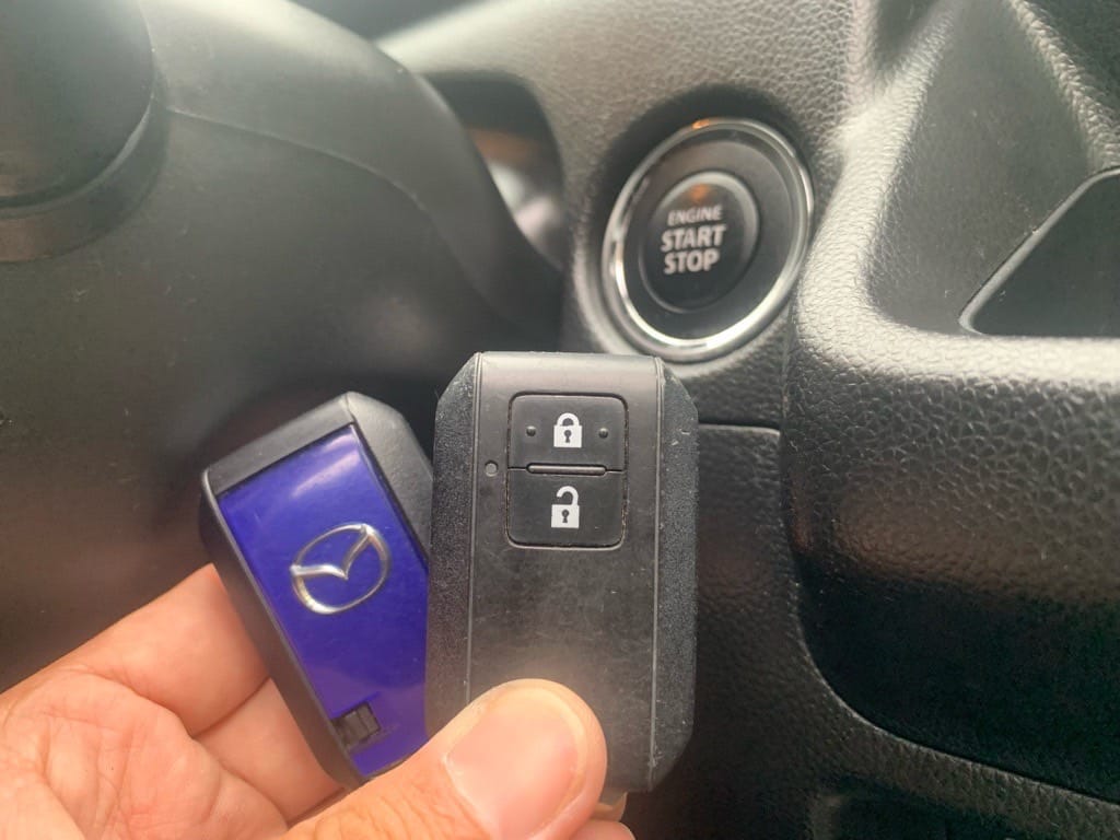 登録したスマートキーをスタートボタンの前で手に持っている様子