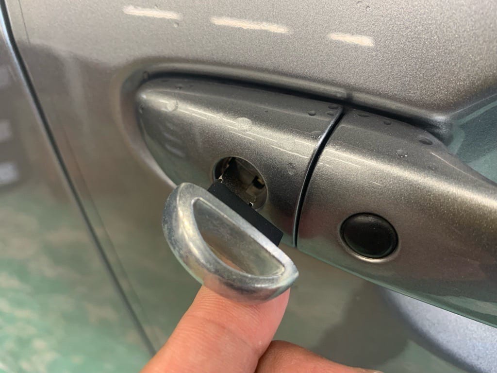 非常用のメカニカルキーをドアシリンダーに挿している様子