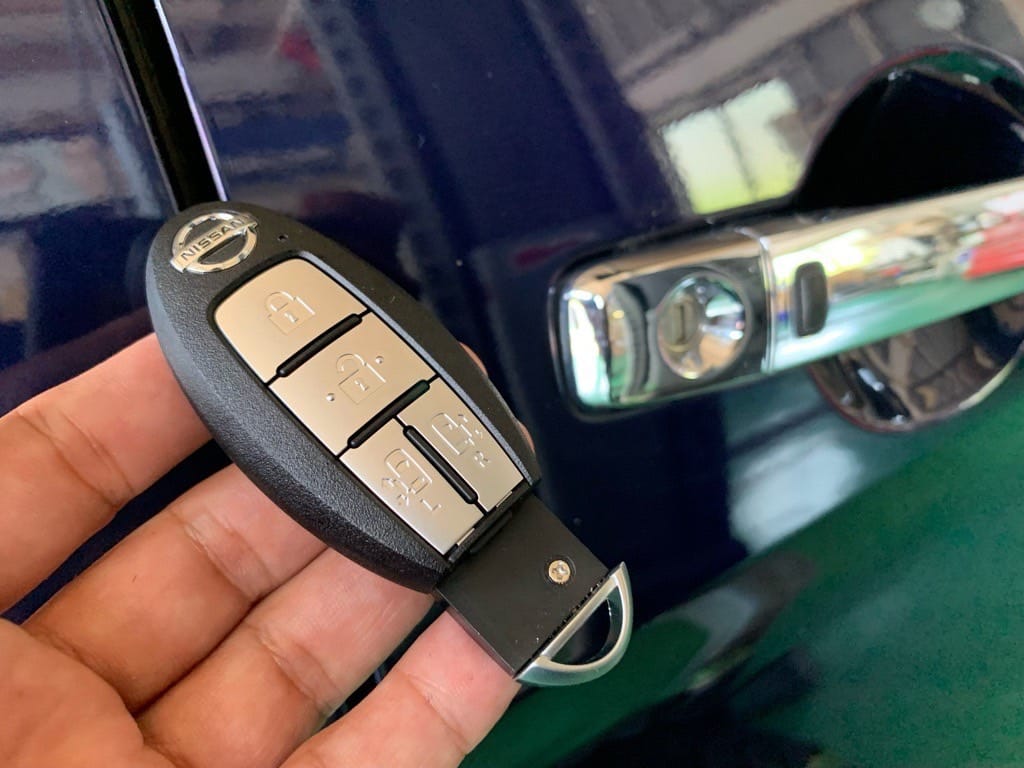 日産セレナの運転席ドアの横でスペアキー作製をしたスマートキーを持っている