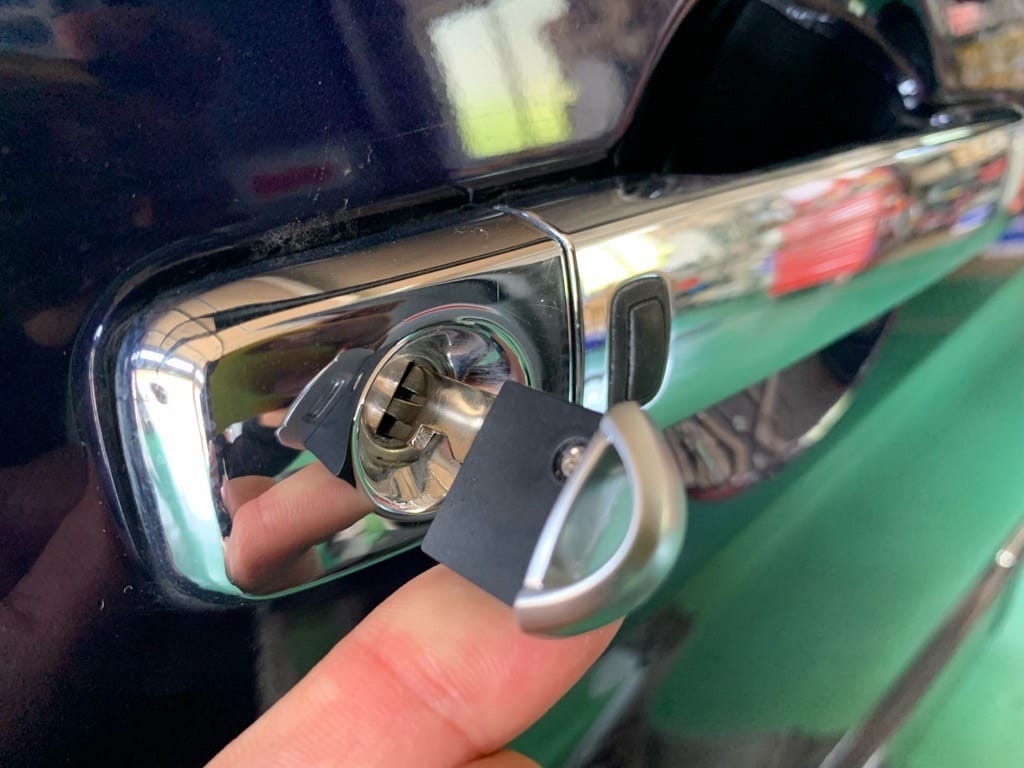 日産セレナのドアキーのスペアキーを作製してドアシリンダーで確認をしている