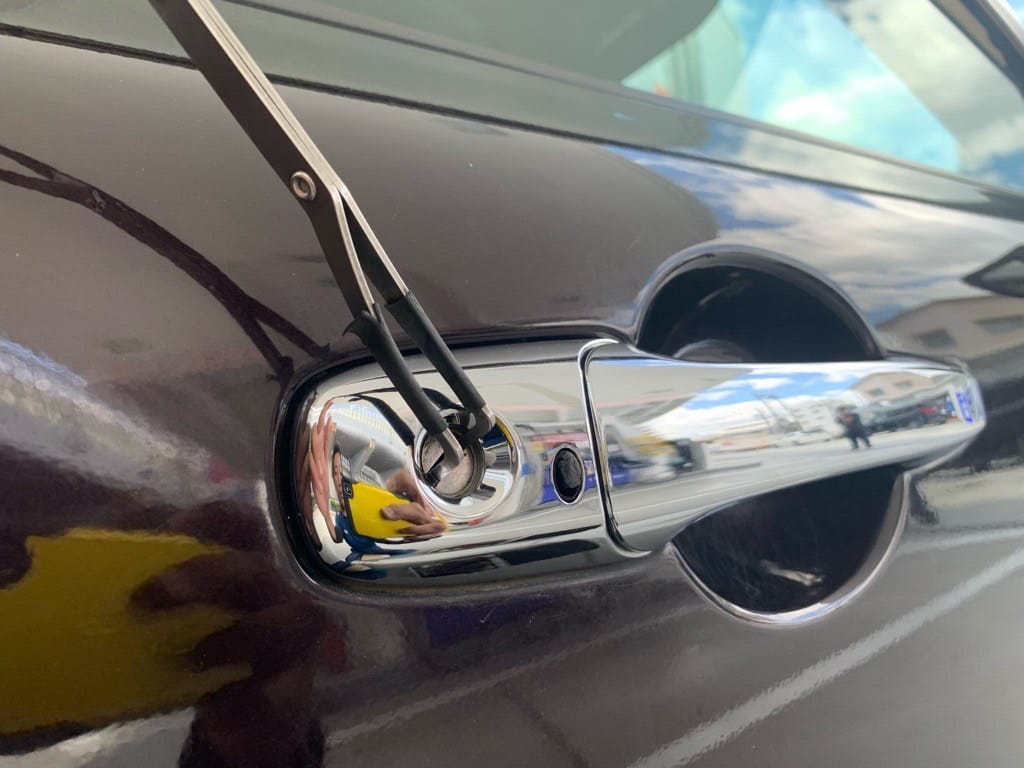 運転席ドアをピッキングする様子