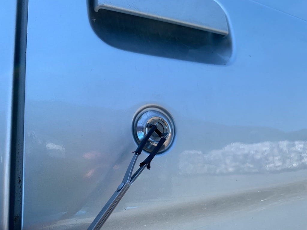 ダイハツハイゼットの運転席ドアシリンダーをピッキングする様子