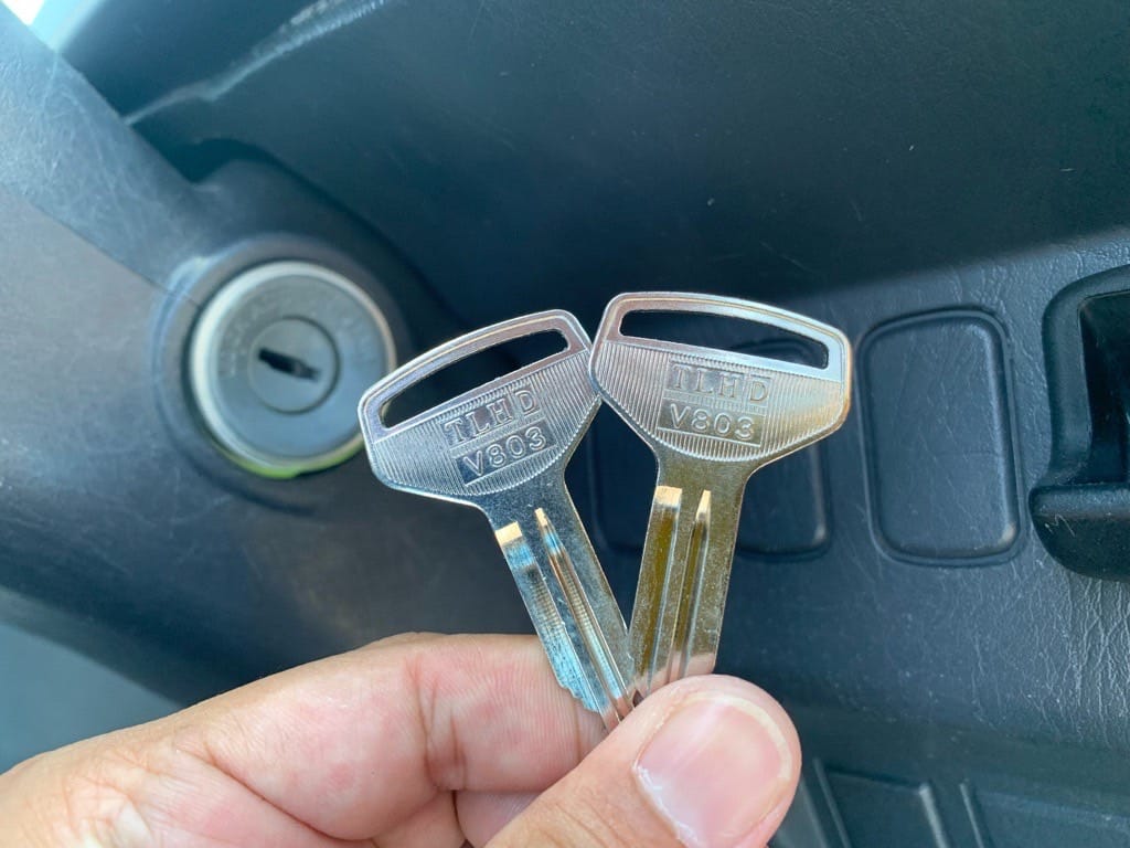 ダイハツ ハイゼットの作製した2本の鍵を手に持っている様子