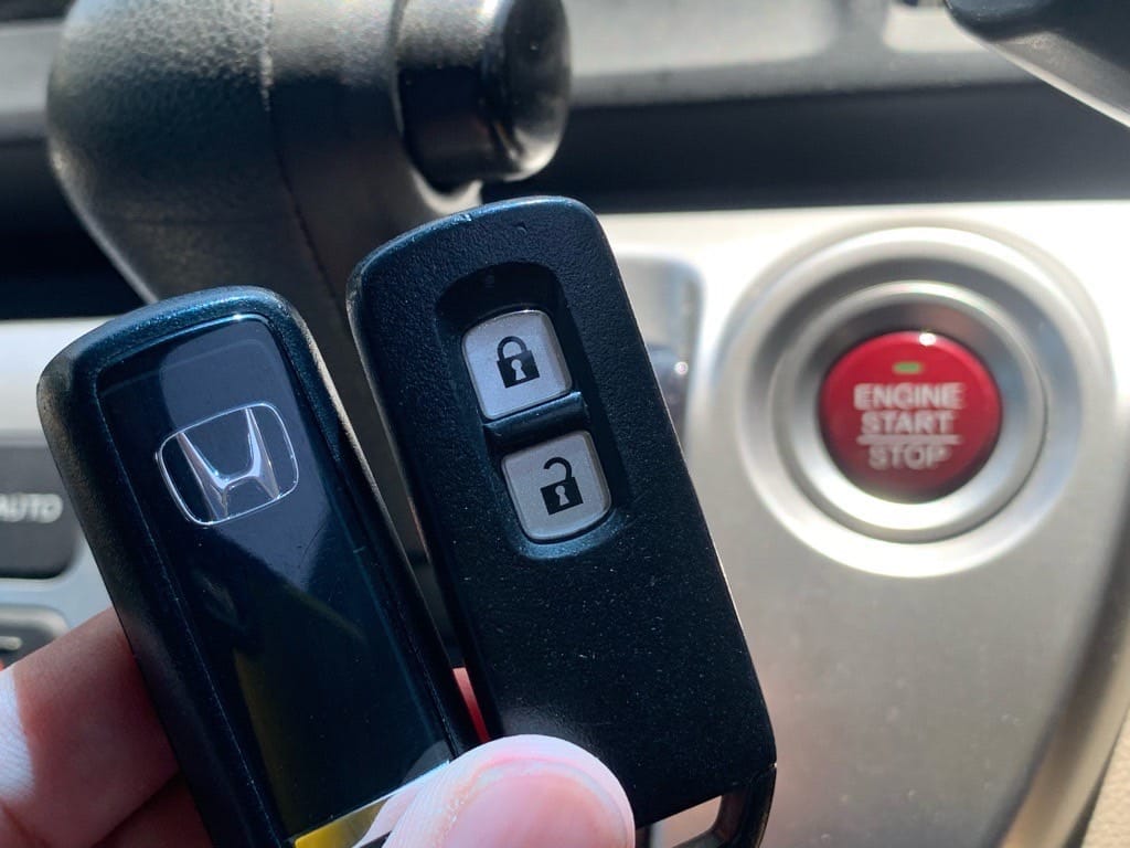 登録したスマートキーをスタートボタンの前で手に持っている様子