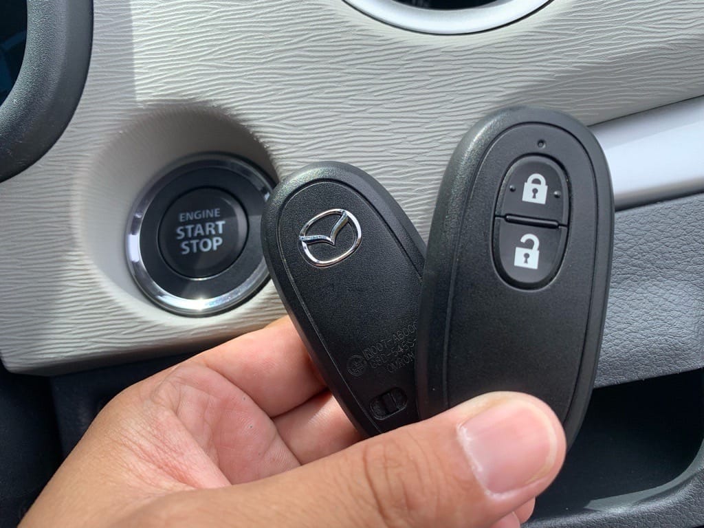 登録が完了したマツダフレアのスマートキーを手に持っている