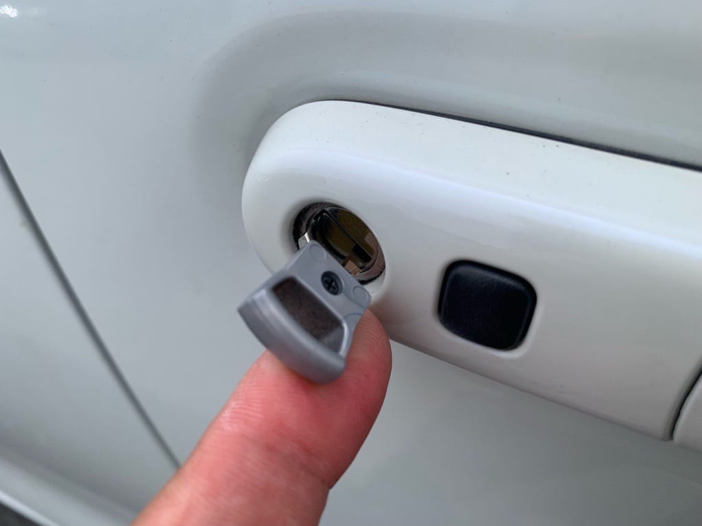 作製したドアキーをマツダフレアのドアシリンダーに挿している