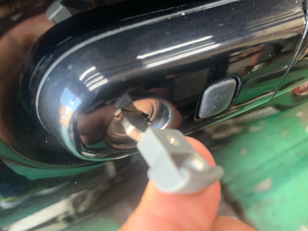 作製した非常キーをドアシリンダーに挿している