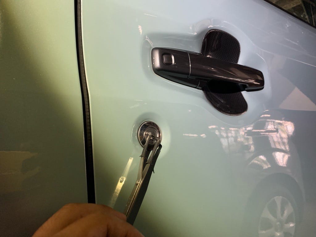 マツダフレアの運転席ドアシリンダーをピッキングする様子