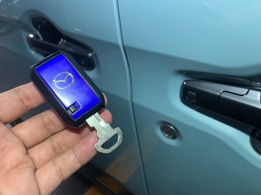 マツダフレアのスマートキーに作製した非常用のドアキーを収納