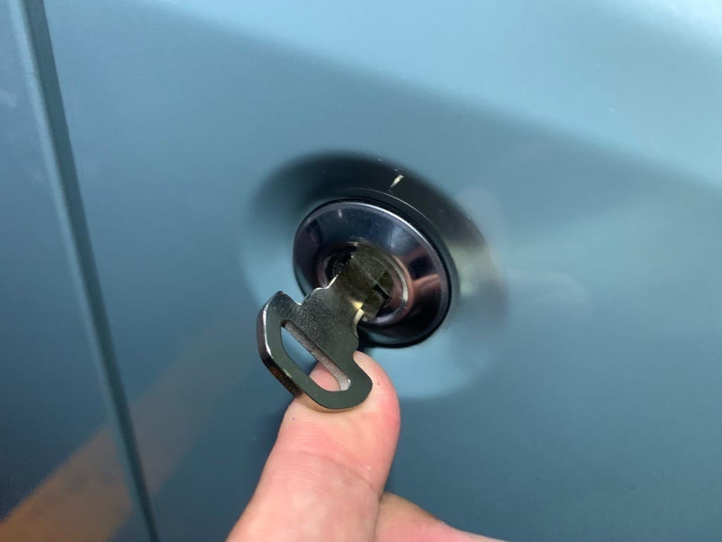 作製したマツダフレアワゴンの非常用ドアキーをドアシリンダーに挿している