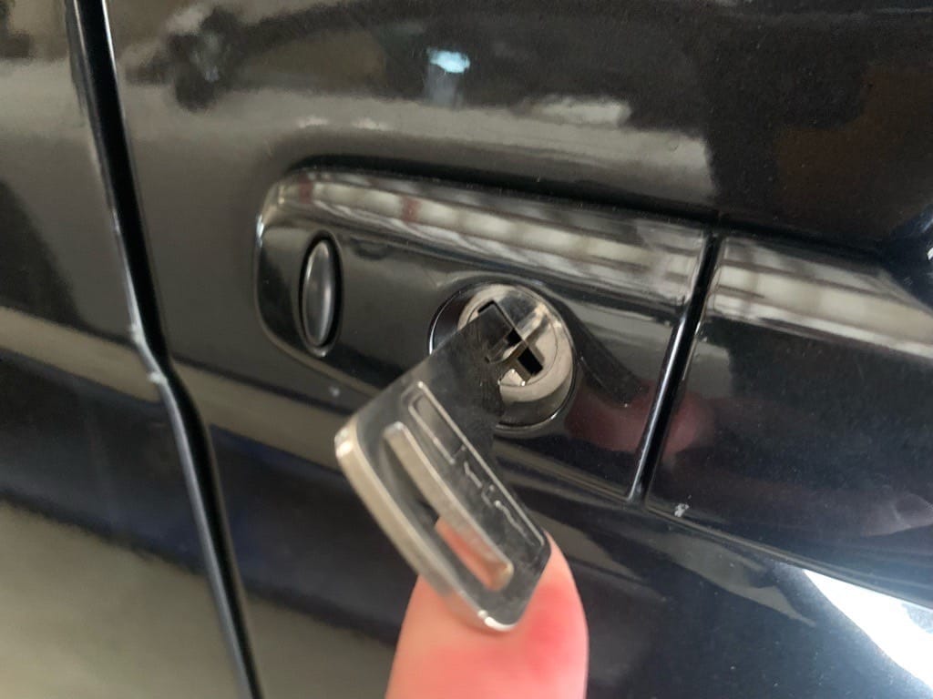 作製した三菱ランサーエボリューションのドアキーをドアシリンダーに挿している