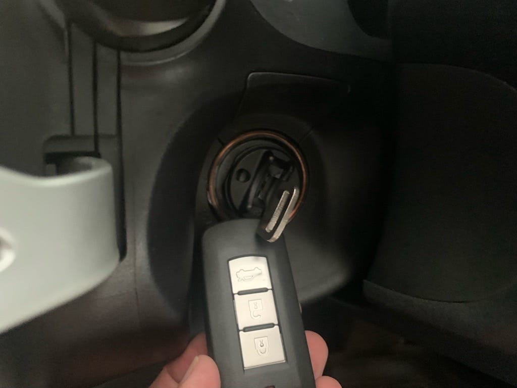 ドアキーをシリンダーに挿入し、リモコンを近づけている様子