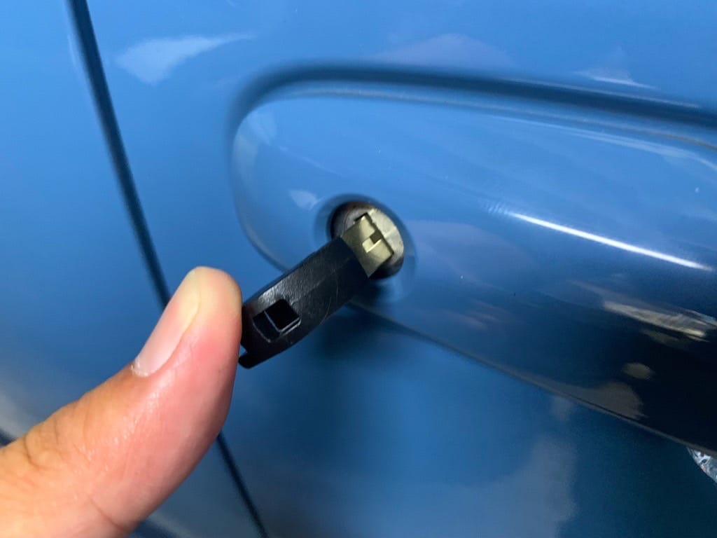 作製したトヨタヤリスクロスの非常キーをドアシリンダーに挿している