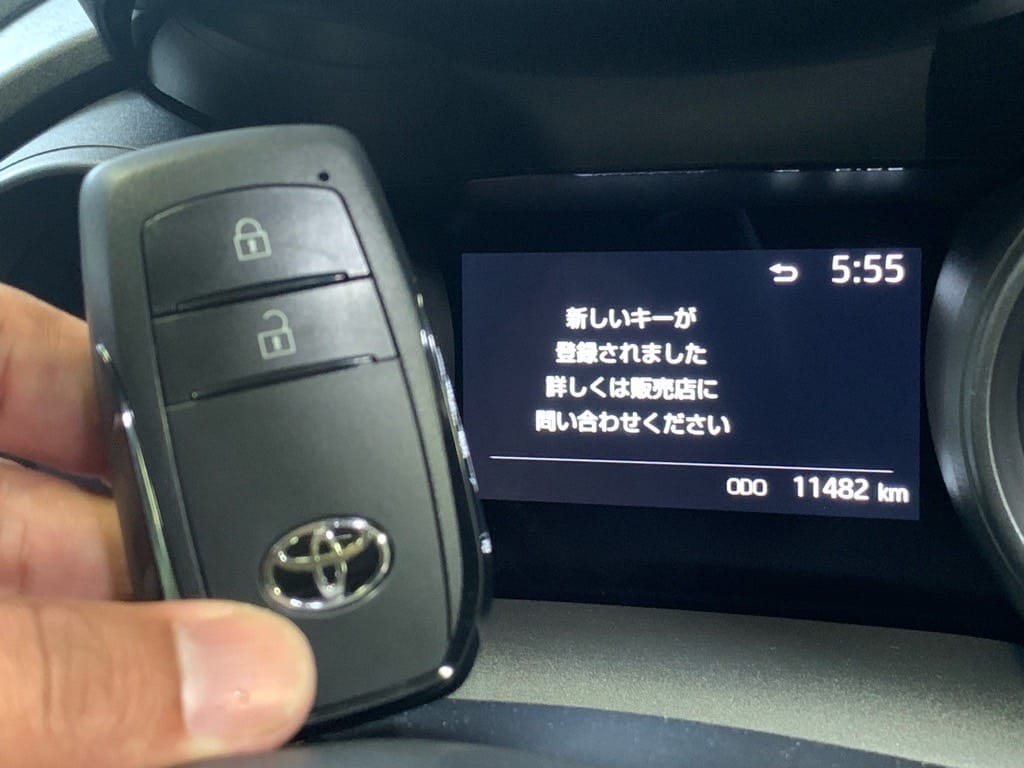 登録が完了したトヨタヤリスクロスのスマートキーを手に持っている