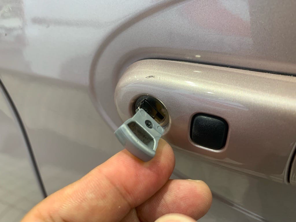 作製したマツダフレアワゴンのドアキーをドアシリンダーに挿している