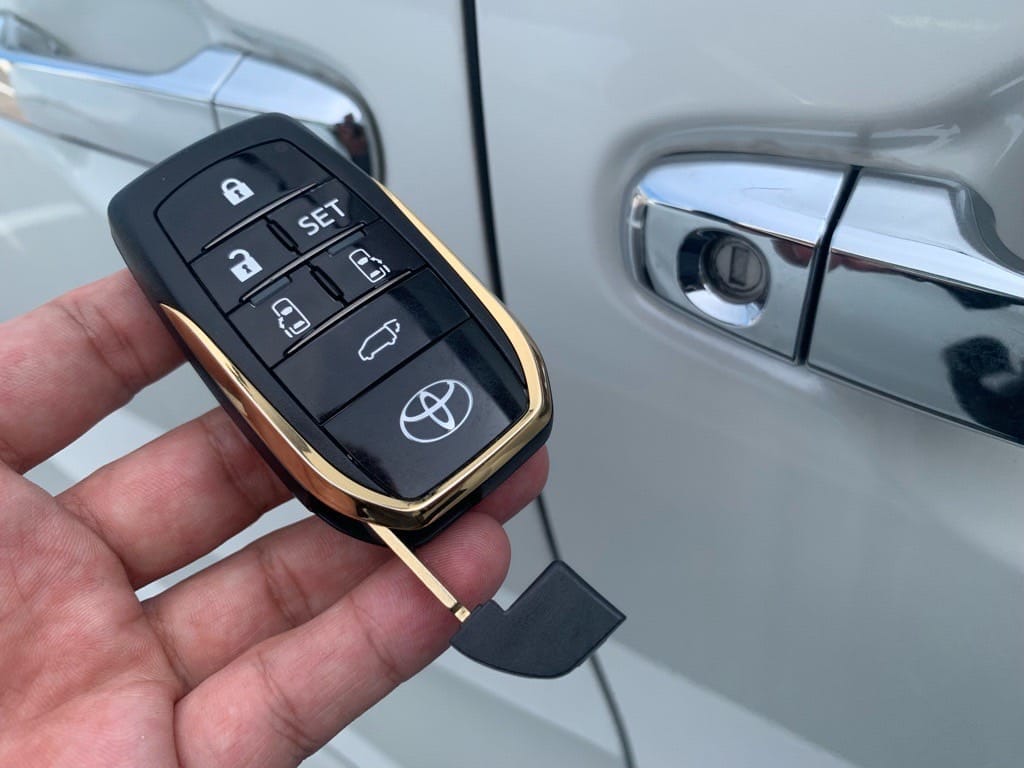 トヨタヴェルファイアのスマートキーにドアキーを収納